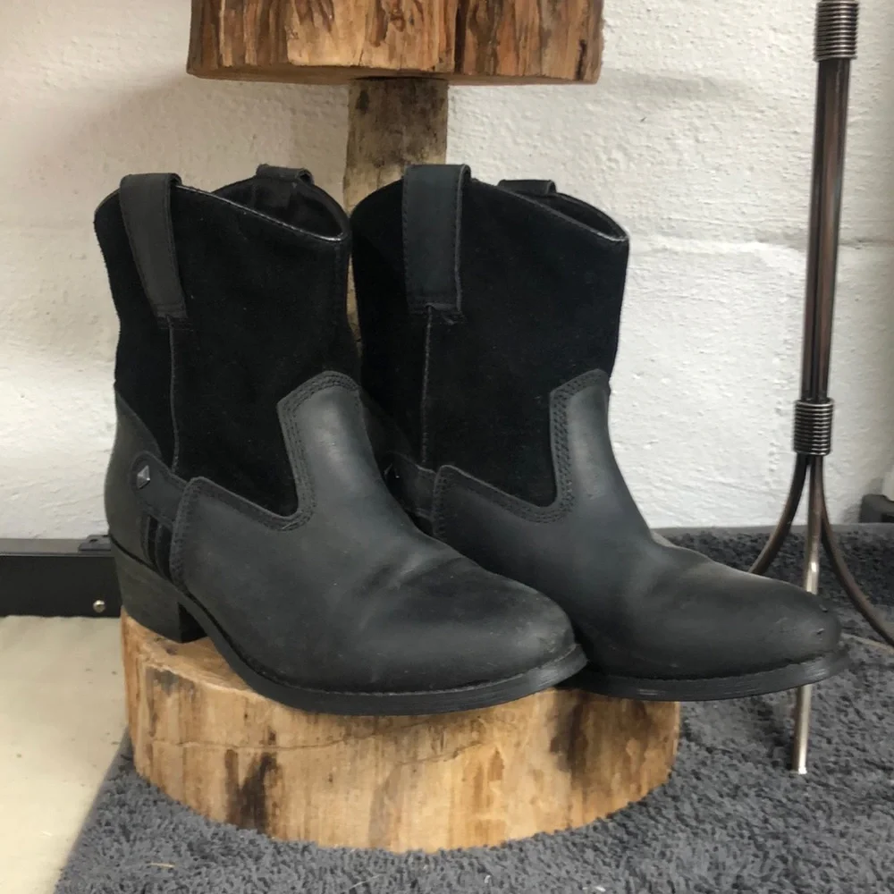 Unbranded black leather boots low‎ top girls size 4
